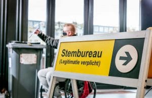 foto van een bord met pijl waar op staat: Stembureau (legitimatie verplicht)