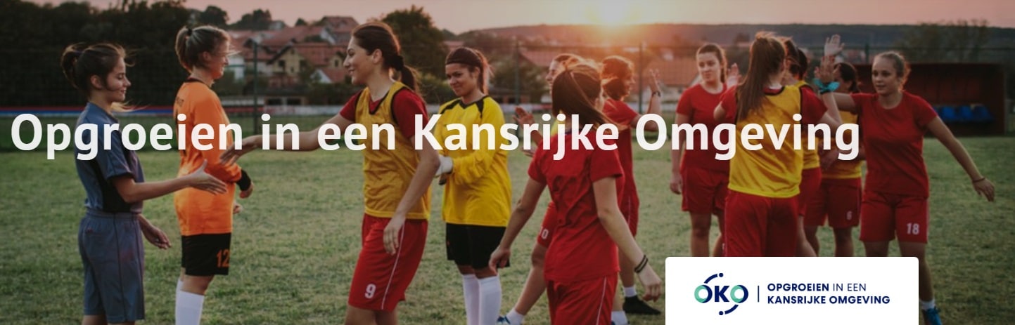 Foto van een groep meisjes dat elkaar de hand schudt na een voetbalwedstrijd, met in de foto de tekst: Opgroeien in een Kansrijke Omgeving