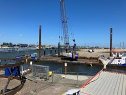 Aanbrengen damwand in havenmonding