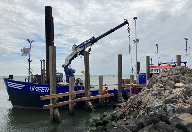 geleidewerk en loopsteiger in aanbouw op de kop van het havenhoofd