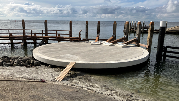 Rondeel in Haven Oudeschild met de zee op de achtergrond en bewolkte lucht