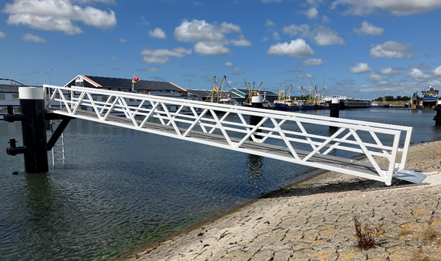 Stalen loopbrug