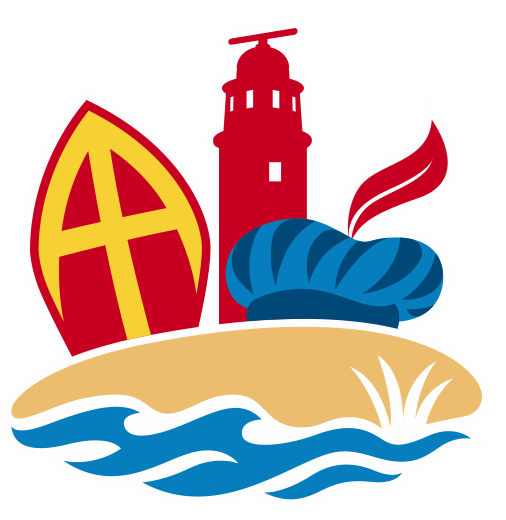 Op ovaal van strand en water staat een mijter en een pietenmuts, op de achtergrond de vuurtoren