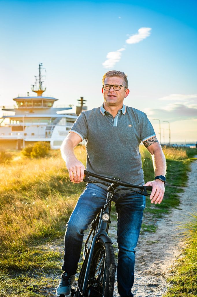Foto van de campagne over werken op Texel. Een medewerker op de fiets.